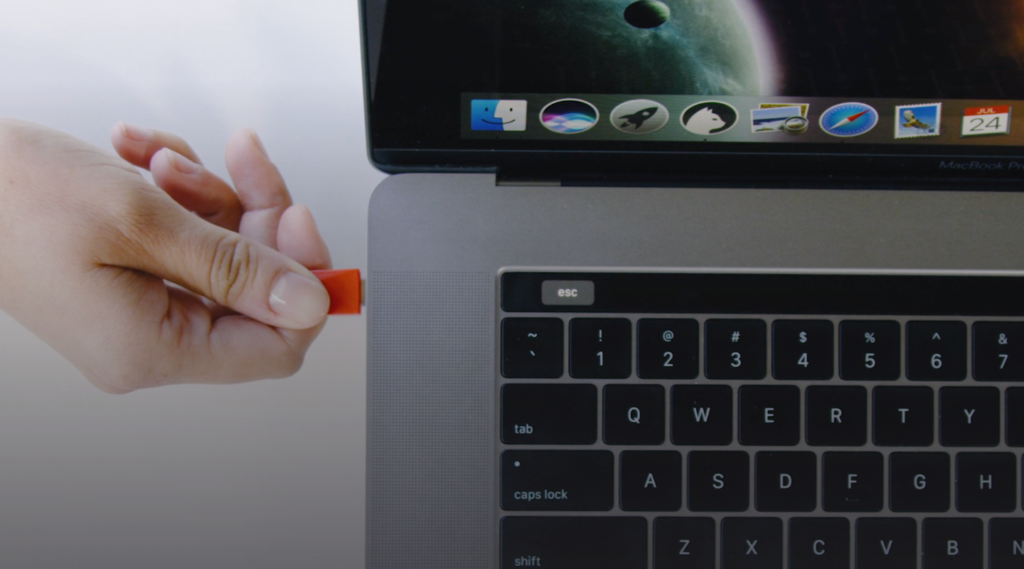 Luna Display being plugged into the side of a Mac. 