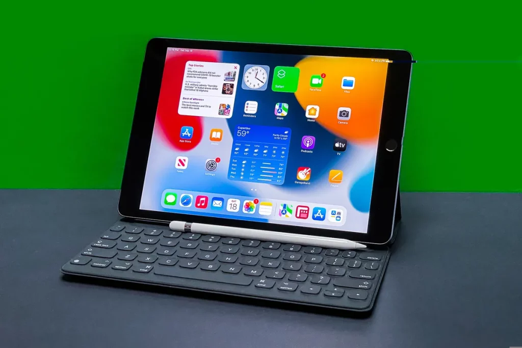 iPad 9th gen 2021 attached to a keyboard with an Apple Pencil 1 laying across